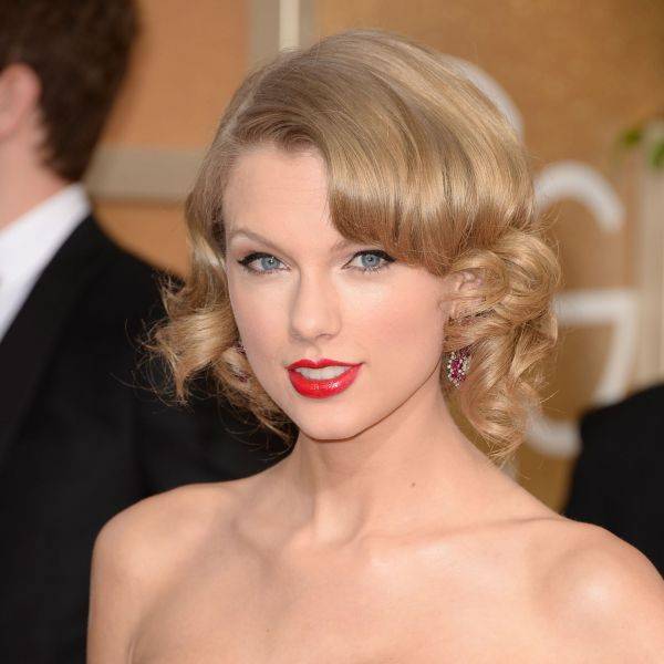 O delineador gatinho com o batom vermelho é um dos combos chave de Taylor Swift para uma make bem elaborada (Foto: Getty Images)